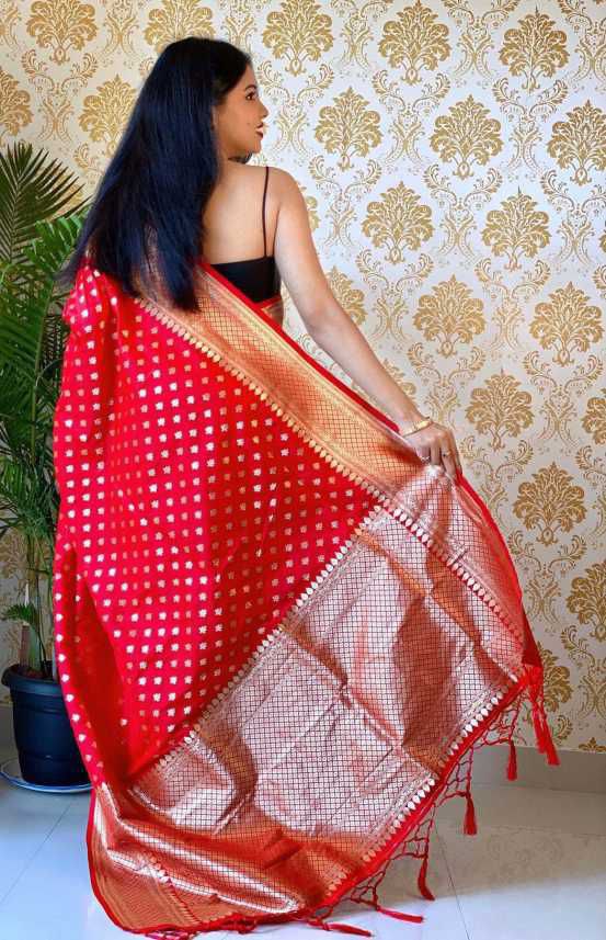 Gratifying Red Soft Banarasi Silk Saree With Glowing Blouse Piece