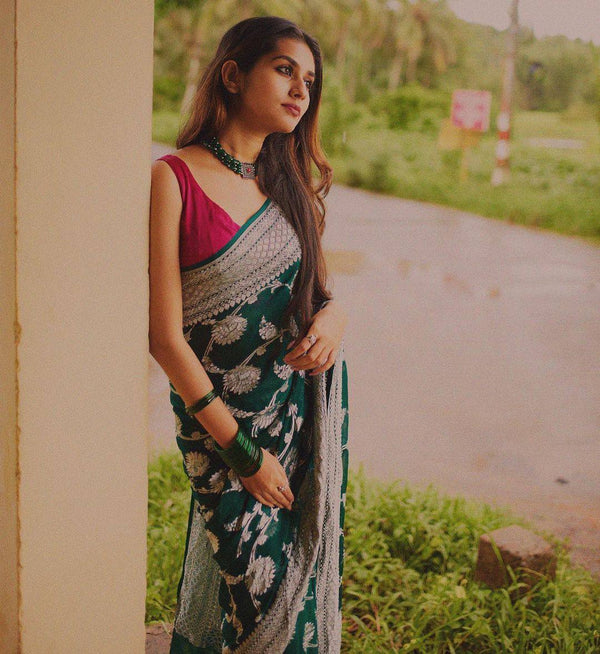 Eye-Catching Green Soft Banarasi Silk Saree With Breathtaking Blouse Piece