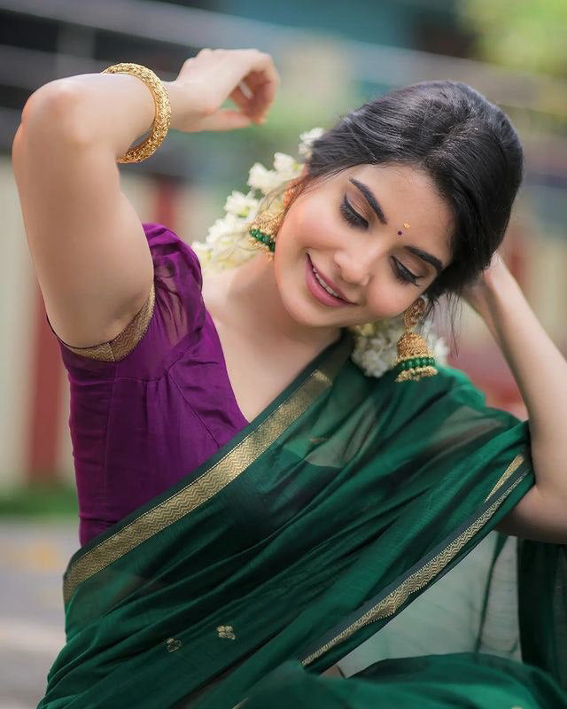 Gratifying Green Cotton Silk Saree With Flaunt Blouse Piece - Shop authentic Indian Women's Fashion by Silk Folks