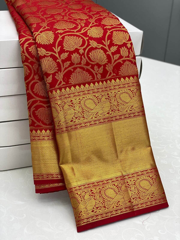 Stunner Red Kanjivaram Silk Saree With Beleaguer Blouse Piece
