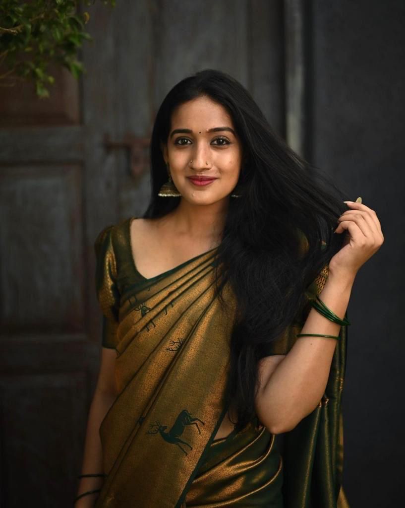 Luxuriant Dark Green Soft Silk Saree With Comely Blouse Piece - Shop authentic Indian Women's Fashion by Silk Folks