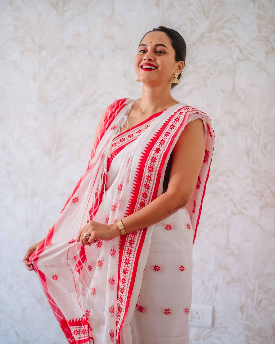 Lissome White Cotton Silk Saree With Smashing Blouse Piece - Shop authentic Indian Women's Fashion by Silk Folks
