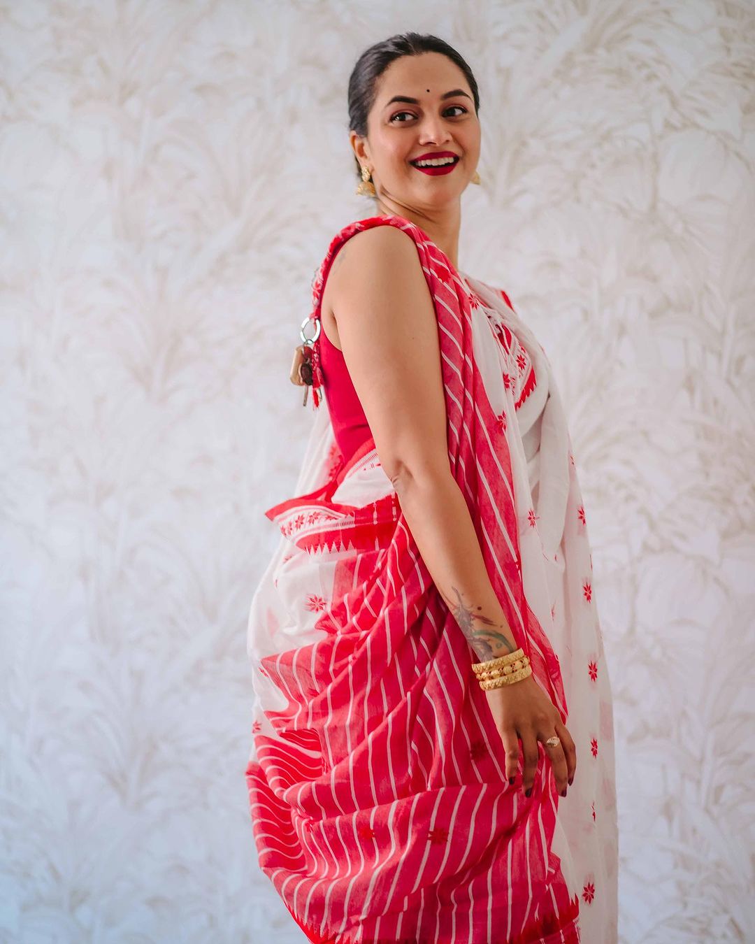 Lissome White Cotton Silk Saree With Smashing Blouse Piece - Shop authentic Indian Women's Fashion by Silk Folks